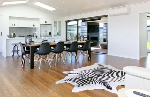 Rainbow Point House | Lakeside Estate - Rainbow Point Holiday Home