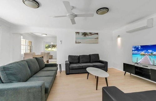 Oak Flats House | Lakeside Family Oasis - Oak Flats