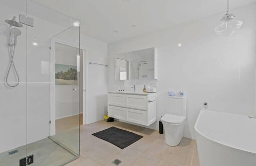Oak Flats House | Lakeside Family Oasis - Oak Flats