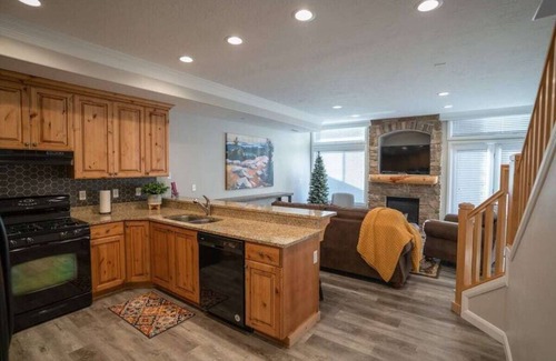 Ogden House | Lakeside Funscape | Pool | Pickleball | Hot Tub