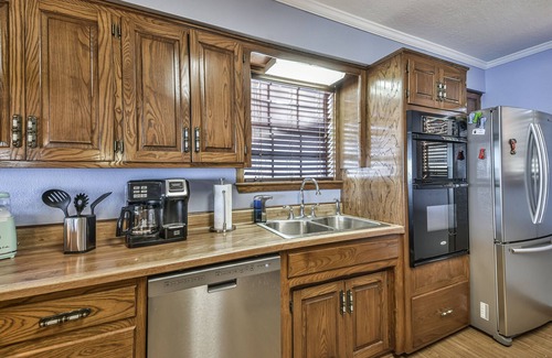 Pointblank House | Lakeside Gathering Place with Panoramic Views! Lake fun and fishing!