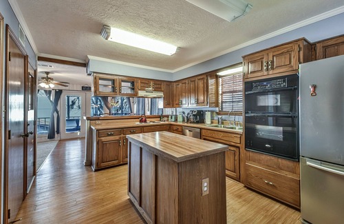 Pointblank House | Lakeside Gathering Place with Panoramic Views! Lake fun and fishing!