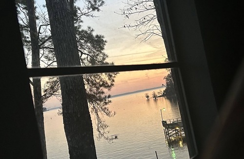 Hemphill House | Lakeside getaway on Toledo Bend Lake with private pier access for fishing.