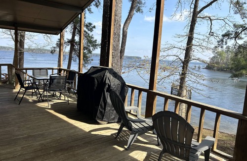 Hemphill House | Lakeside getaway on Toledo Bend Lake with private pier access for fishing.