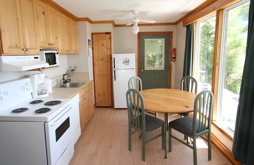 Otonabee-South Monaghan Cottage | Lakeside Getaway Perfect for Families: Playgrounds, Nature Trails & Adventure