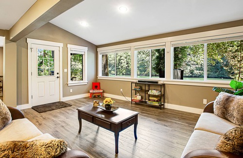 Kent House | Lakeside Getaway with hot tub, fire pit, & fast WiFi - steps to the water