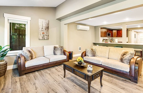 Kent House | Lakeside Getaway with hot tub, fire pit, & fast WiFi - steps to the water