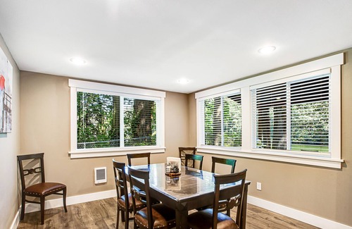 Kent House | Lakeside Getaway with hot tub, fire pit, & fast WiFi - steps to the water