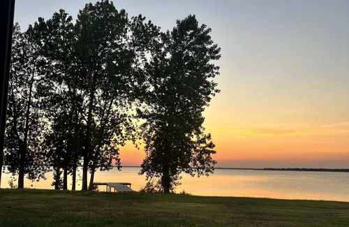 Kerens House | Lakeside Glamping escape at Kerens by Corsicana
