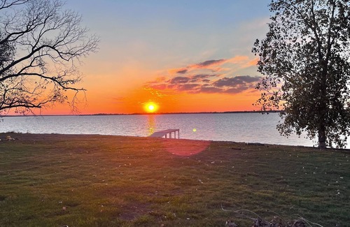 Kerens House | Lakeside Glamping escape at Kerens by Corsicana