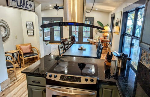 Kingston House | Lakeside Haven: Scenic Wooded Trail to Quiet Cove