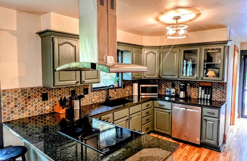 Kingston House | Lakeside Haven: Scenic Wooded Trail to Quiet Cove