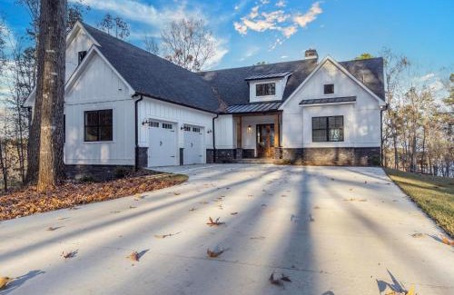 Reed Creek House | Lakeside Haven with Gourmet Kitchen