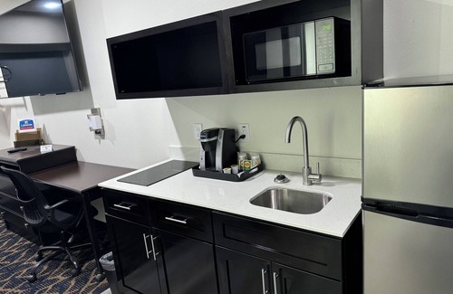 Lone Star Hotel | Lakeside Inn & Suites