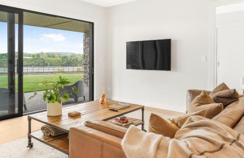 Cambridge House | LakeSide Karapiro Downstairs Apartment