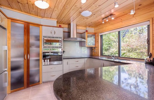 Lake Tarawera Cottage | Lakeside Landing - Lake Tarawera Holiday Home
