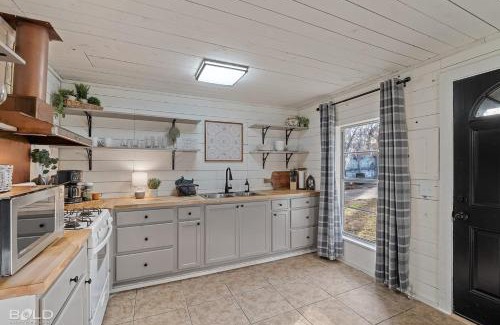 Uncertain House | Lakeside Landing- Waterfront Wcanoe & Kayaks