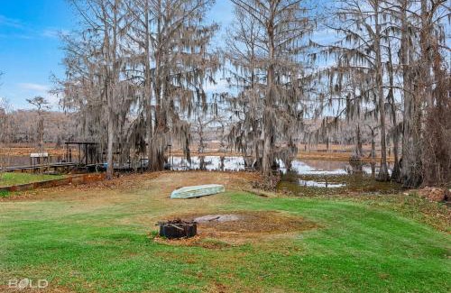 Uncertain House | Lakeside Landing- Waterfront Wcanoe & Kayaks