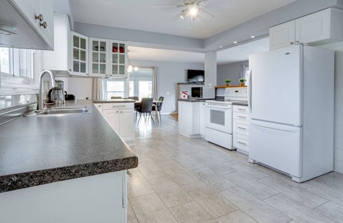 Selwyn House | Lakeside Living: *BBQ Fun, Boat Deck & Playground*