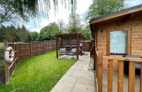 North Wheatley Cabin | Lakeside Lodge 1, with Log burning Hot Tub