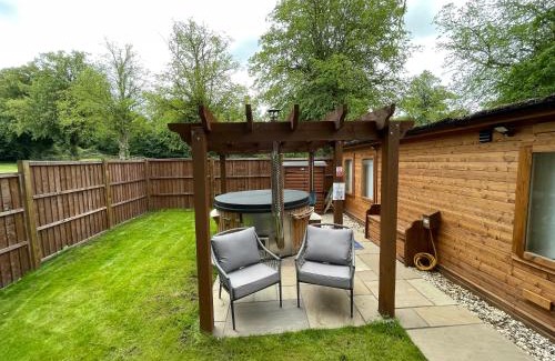 North Wheatley Cabin | Lakeside Lodge 1, with Log burning Hot Tub