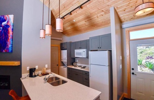 Pinedale Hotel | Lakeside Lodge Resort & Marina