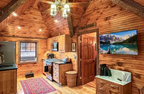 Inlet Cottage | Lakeside Lodge - The Carriage House