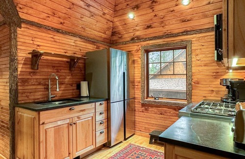 Inlet Cottage | Lakeside Lodge - The Carriage House