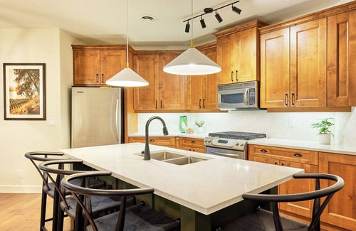 Central Okanagan Condo | Lakeside Luxe Haven