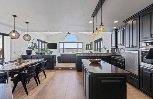 Clear Lake Condo | Lakeside Luxury~ Chic Comfort