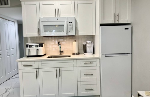 Wesley Chapel Condo | Lakeside Luxury Studio in Golf Resort: Tranquil Views, Comfortable Amenities, Prime Location