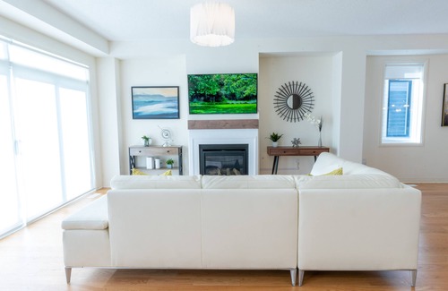 Clarington House | Lakeside Modern House 4BR - Steps to the lake