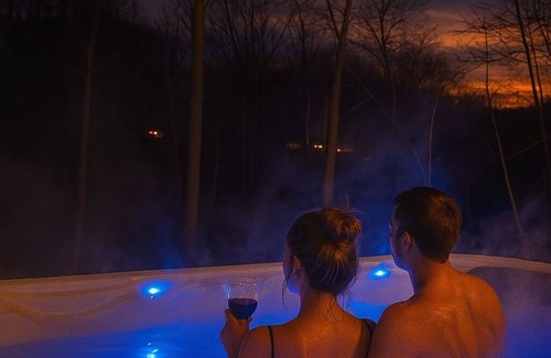 Rockbridge Cabin | Lakeside Modern Tiny Cabin w/Hot Tub, Kayaks, Fishing & Arcade - Hocking Hills!