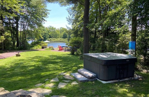 Pocono Pines House | LAKESIDE ON LAKE NAOMI - boats, hot tub, beach, dock. Dogs OK. NO EXTRA FEES