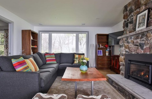 Wellington House | Lakeside PEC-waterfront getaway