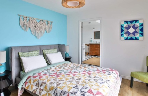 Wellington House | Lakeside PEC-waterfront getaway