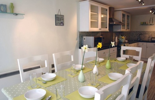 Torpoint Cottage | LAKESIDE, pet friendly, luxury holiday cottage in Millbrook