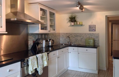 Torpoint Cottage | LAKESIDE, pet friendly, luxury holiday cottage in Millbrook