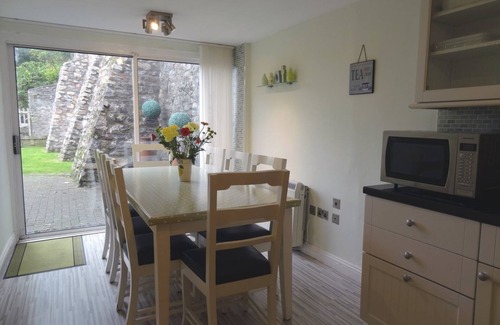 Torpoint Cottage | LAKESIDE, pet friendly, luxury holiday cottage in Millbrook
