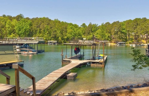 Buford House | Lakeside, Private Dock Kayaks & Tubes