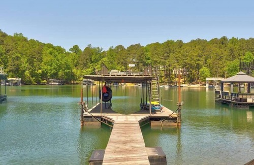 Buford House | Lakeside, Private Dock Kayaks & Tubes