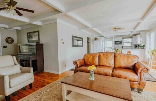 Centre Hastings House | Lakeside property with awesome view