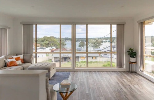 Lake Macquarie City Council House | Lakeside Relax