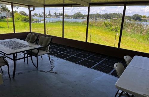 Lakeland House | Lakeside retreat - 3 Bedroom, 2 Bathroom house by the lake
