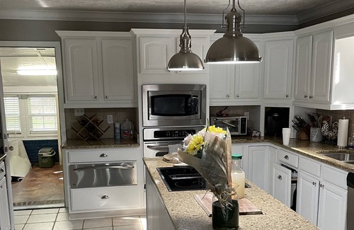 Talladega House | Lakeside retreat 5 min away from the Superspeedway