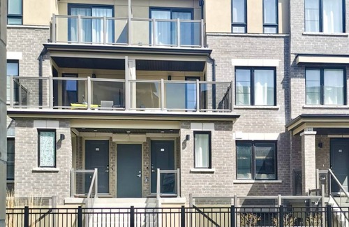 Clarington Apartment | Lakeside Retreat