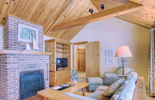 Georgina Ski Chalet | Lakeside Retreat cottage with ideal lakeView (divot)