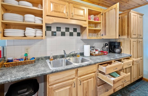 Reed City Cabin | Lakeside Retreat | Hot Tub, Kayak, Arcade, Pontoon