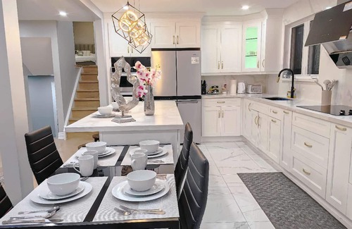 Ajax House | Lakeside Retreat | Modern Renovated House|9 Parkings| Large Backyard