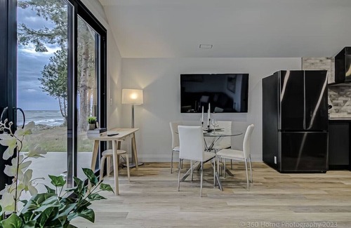 Bowmanville House | *Lakeside Retreat: Viva La Vida*